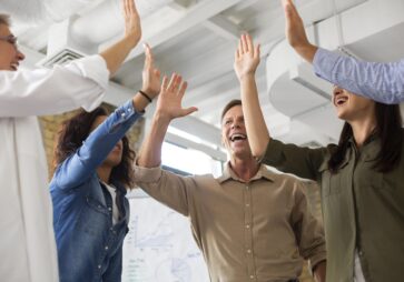 Estratégias para manter a equipe motivada usando dados de performance